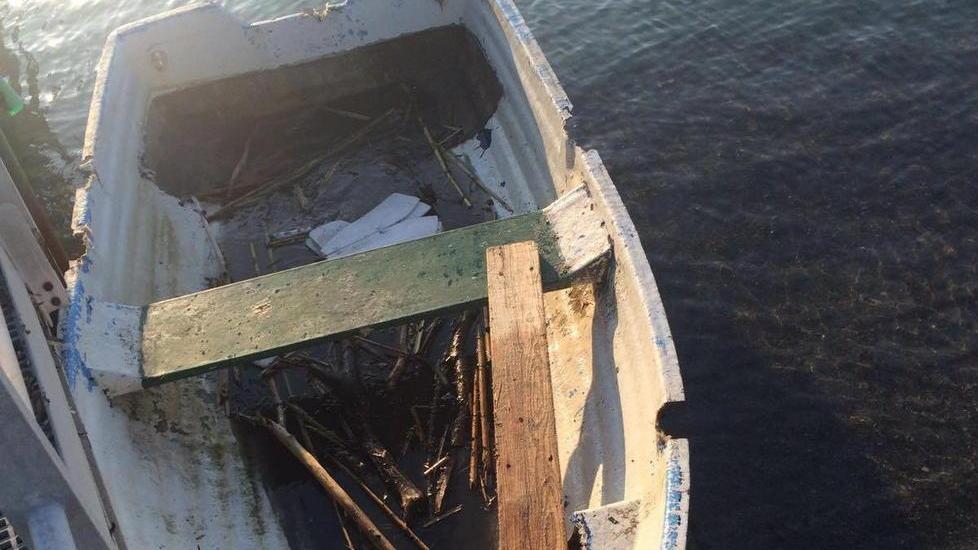 Tre ragazzi alla deriva su una piccola barca