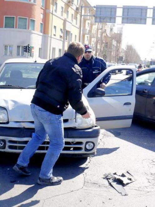 Passa col rosso: scontro tra due auto 