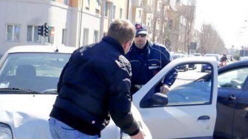 Passa col rosso: scontro tra due auto