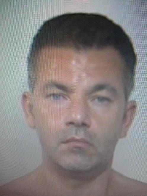 Forza il posto di blocco: arrestato 