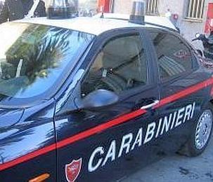 Minaccia la compagna poi spara due colpi in aria 