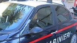 Minaccia la compagna poi spara due colpi in aria