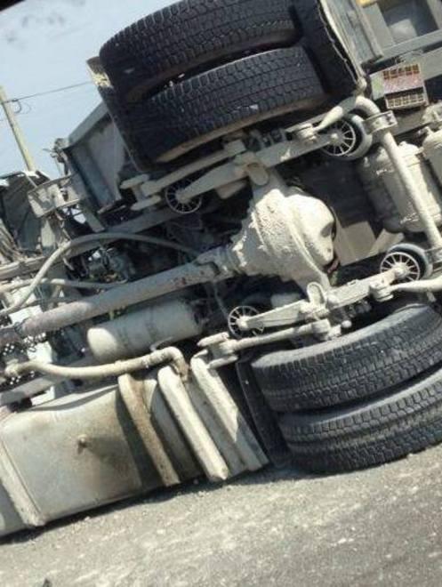 Via Ponte Alto, camion si capovolge in un incidente