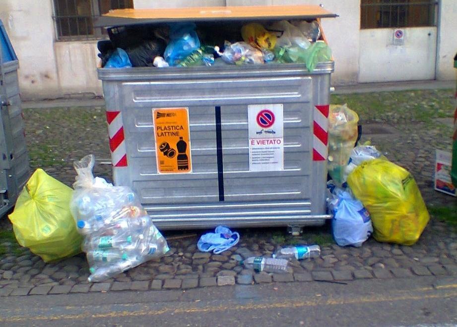 “Cassonetti stracolmi, così non va”