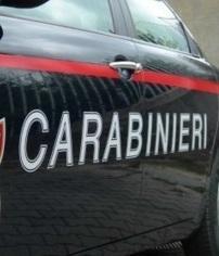 La minaccia col coltello e tenta di rapinarla 