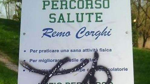 I cartelli appena ripuliti sporcati di nuovo al parco