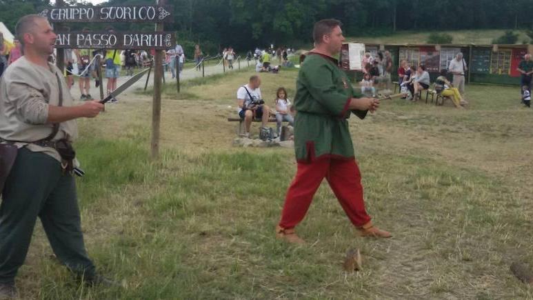 Ecco i lanciatori di coltelli e asce