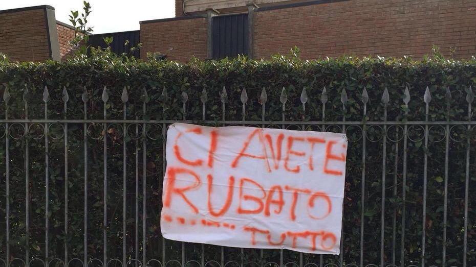 Lo striscione di protesta si diffonde nel quartiere