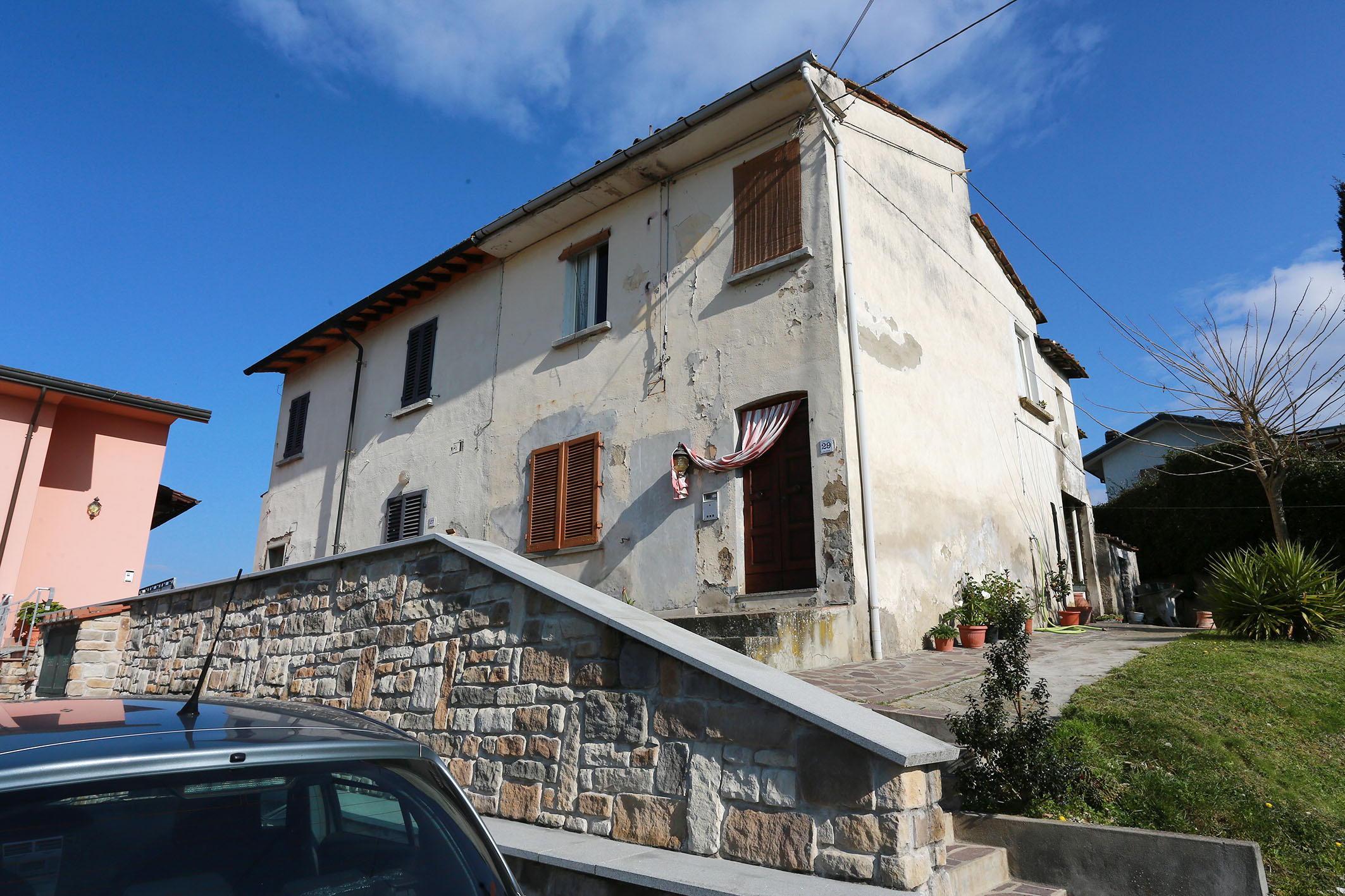 La casa dove è avvenuta la tragedia (foto agenzia Carlo Sestini)