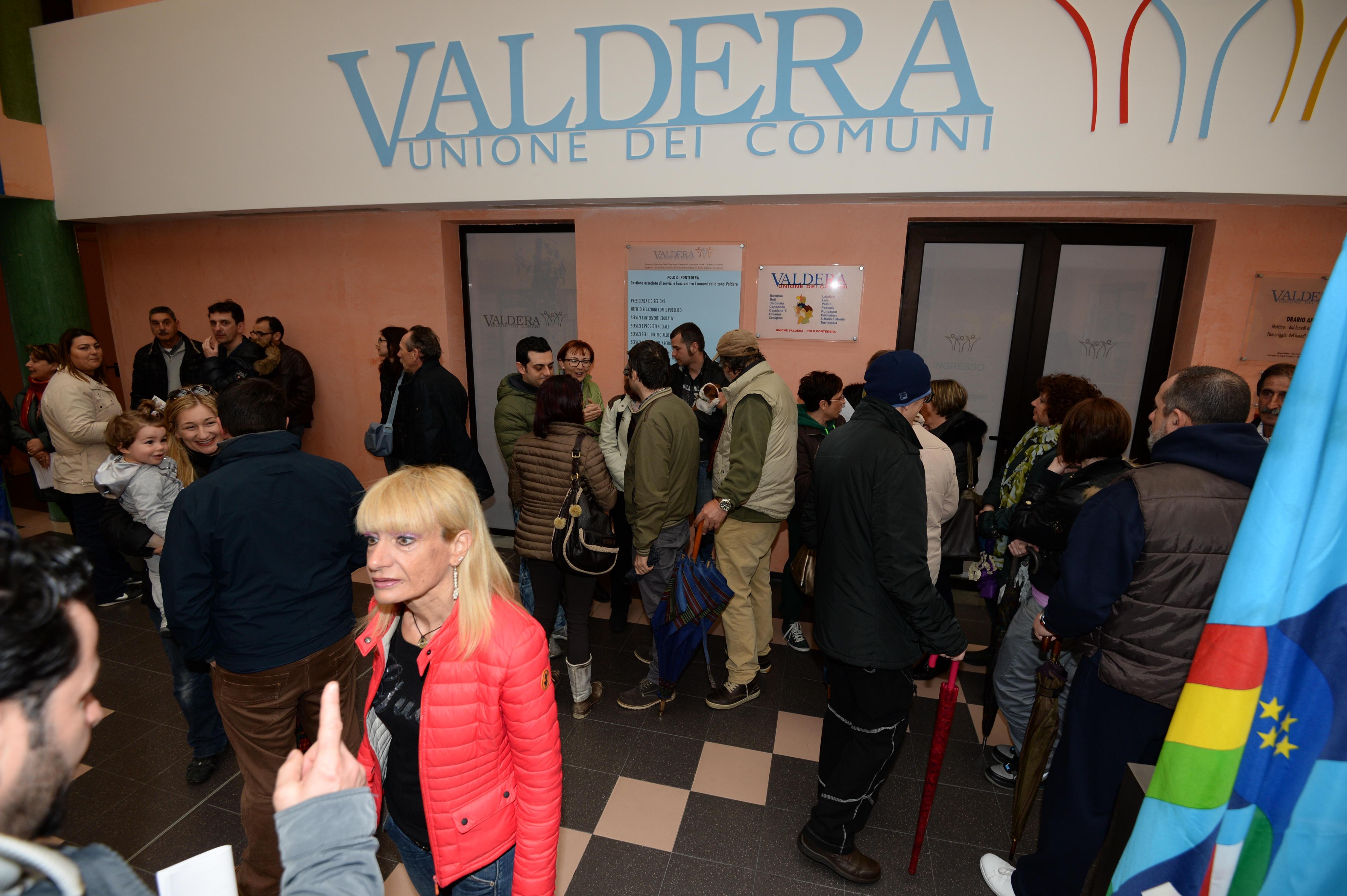 Dipendenti davanti alla sede dell'Unione Valdera