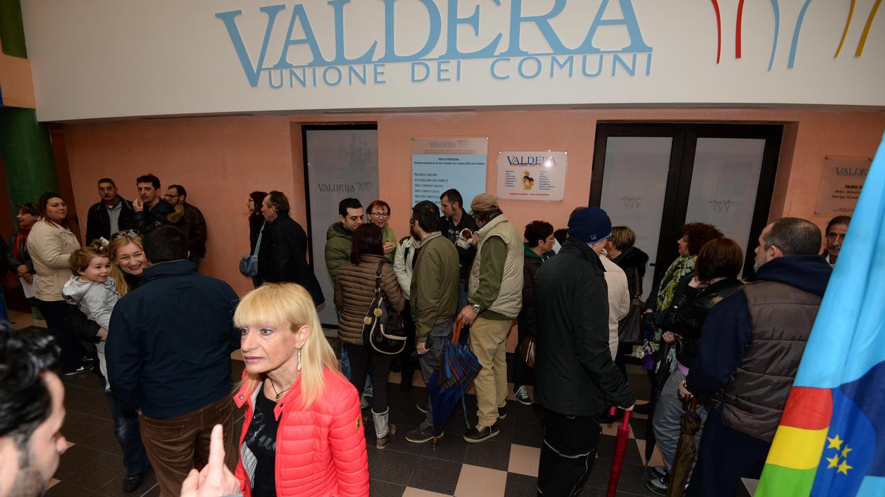 Dipendenti davanti alla sede dell'Unione Valdera