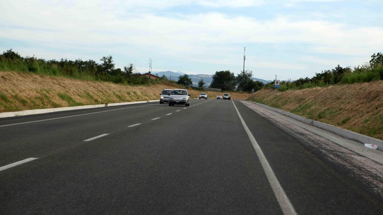 Reggio Emilia, entra in tangenziale contromano con il camion