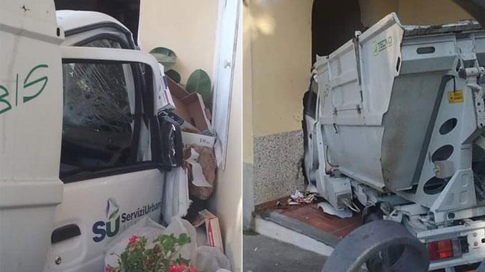 Il camion contro la casa