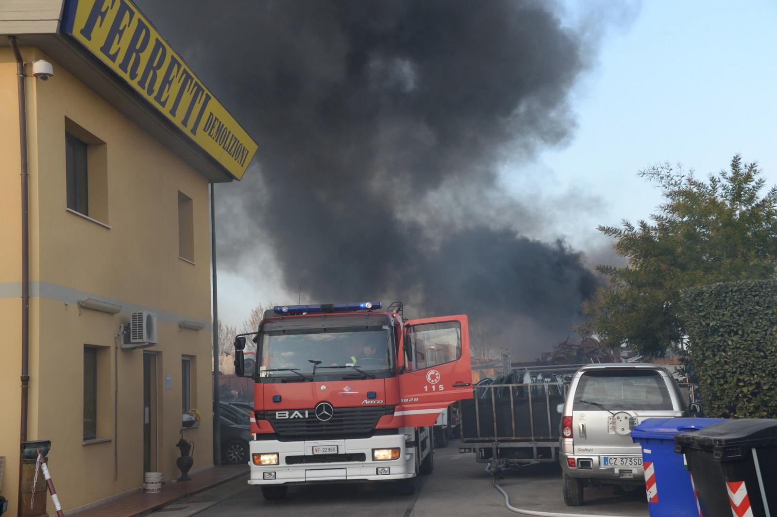 L'incendio nel deposito (foto Franco Silvi)