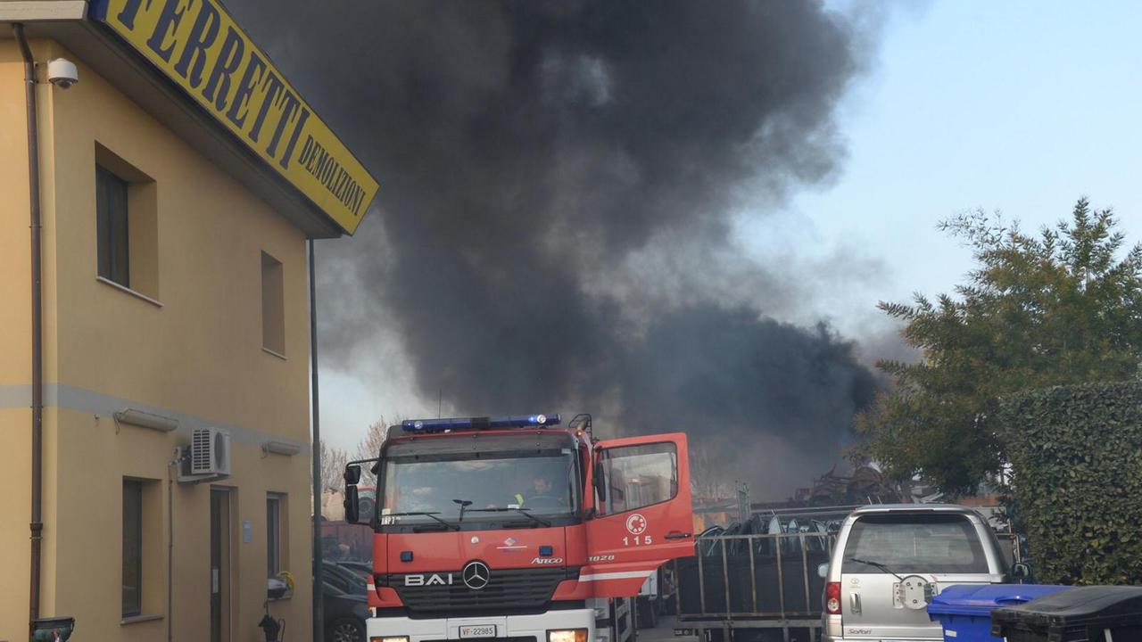 L'incendio nel deposito (foto Franco Silvi)