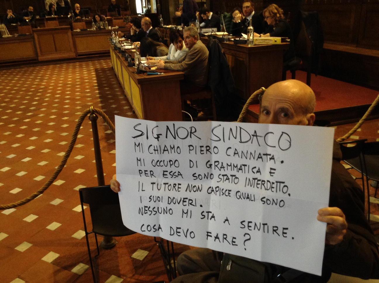 La protesta di Piero Cannata in consiglio comunale (foto Batavia)