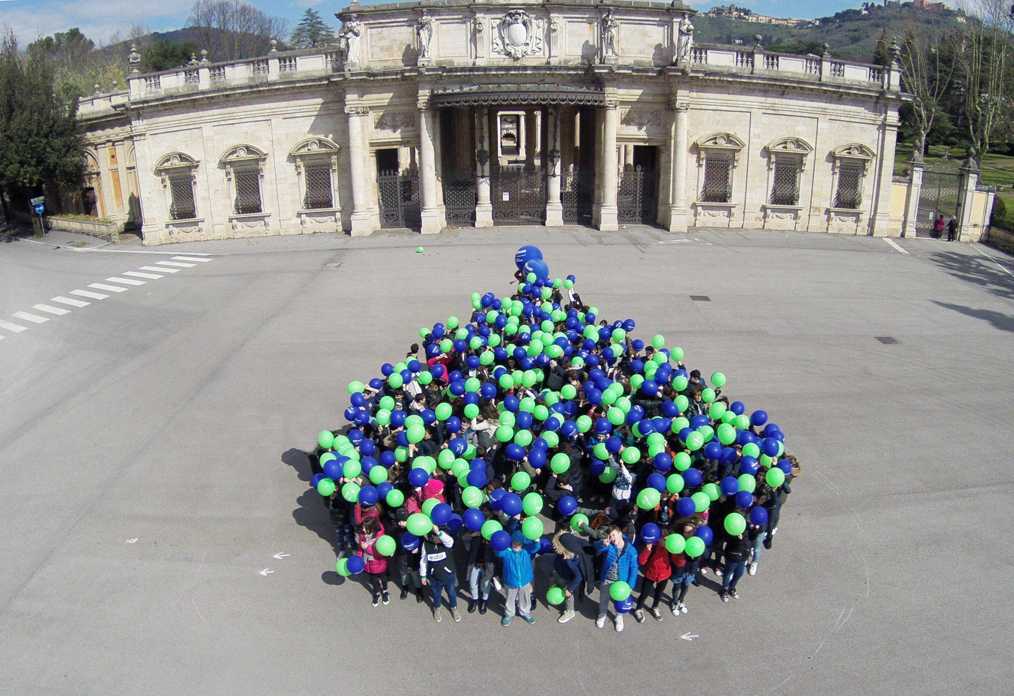 Il flash Mob degli studenti della media Cini alle Terme Excelsior (foto Nucci)
