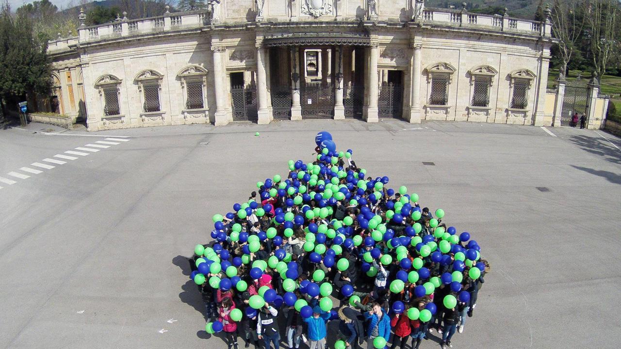 Il flash Mob degli studenti della media Cini alle Terme Excelsior (foto Nucci)