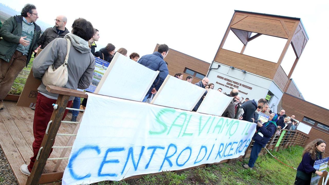 Un presidio per salvare il Centro documentazione del Padule (foto Nucci)