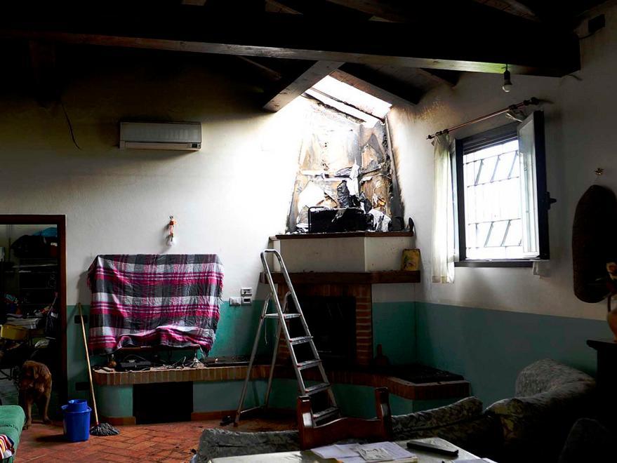 Fiamme nella casa ristrutturata a causa della canna fumaria 