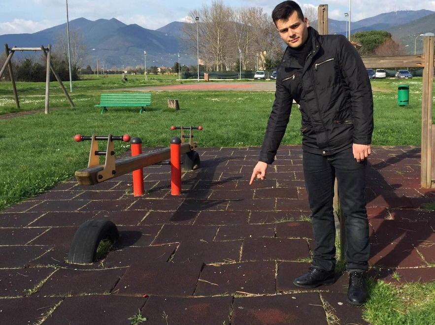 Siringhe e bottiglie nel verde del parco pubblico a S. Anna