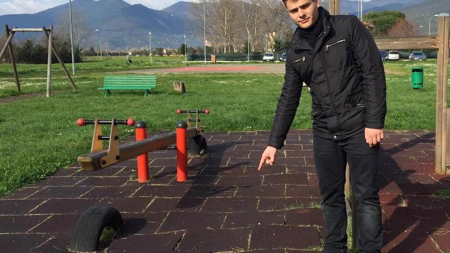 Siringhe e bottiglie nel verde del parco pubblico a S. Anna