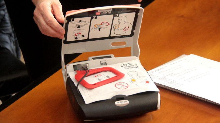 La Svs dona un defibrillatore al Tomei