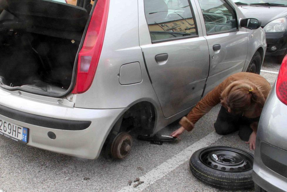 Auto a terra, per una gomma rubata