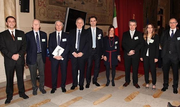 Studio sui cristalli curvi Premiati ricercatori ferraresi