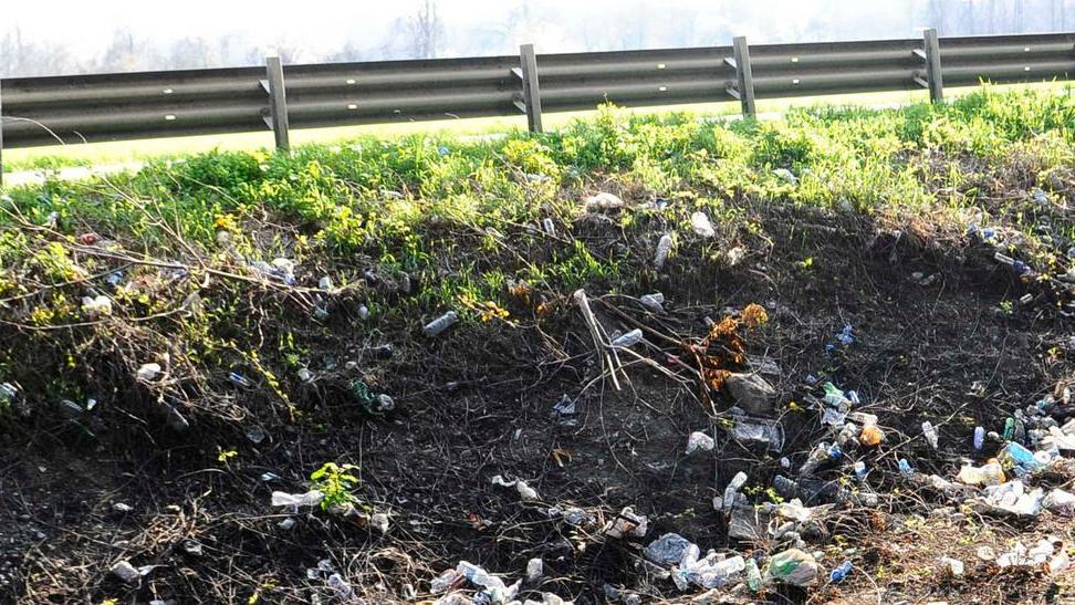 Svincolo della tangenziale utilizzato come discarica