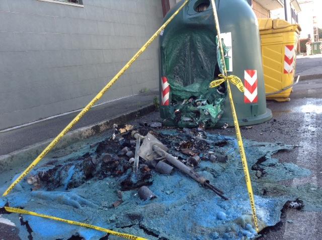La campana bruciata in via Boni (foto Batavia)