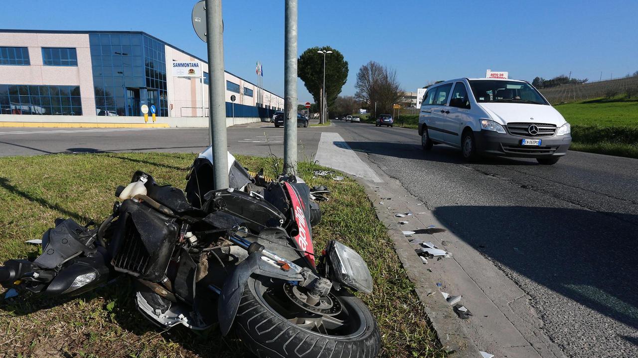 Quel che resta del motorino coinvolto nell'incidente (foto agenzia Carlo Sestini)