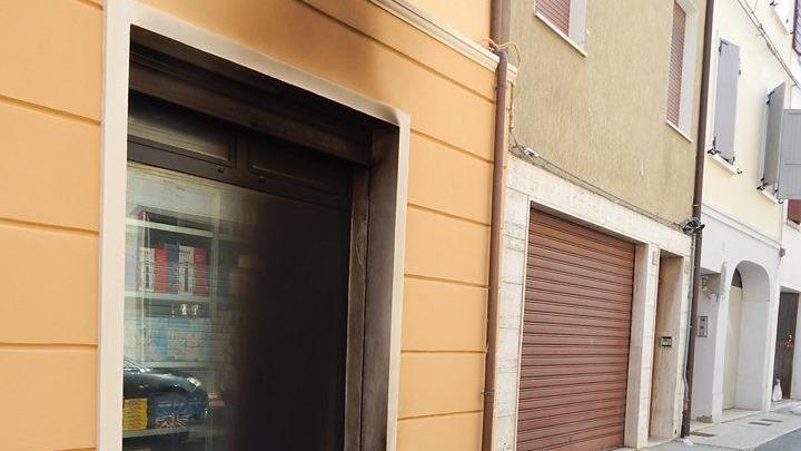 MIRANDOLA. Incendio e una svastica nella macelleria islamica