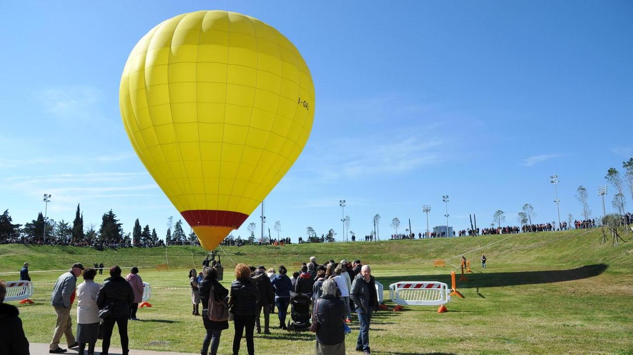 La mongolfiera pronta a decollare per l'inaugurazione del Parco centrale (foto Giorgio)