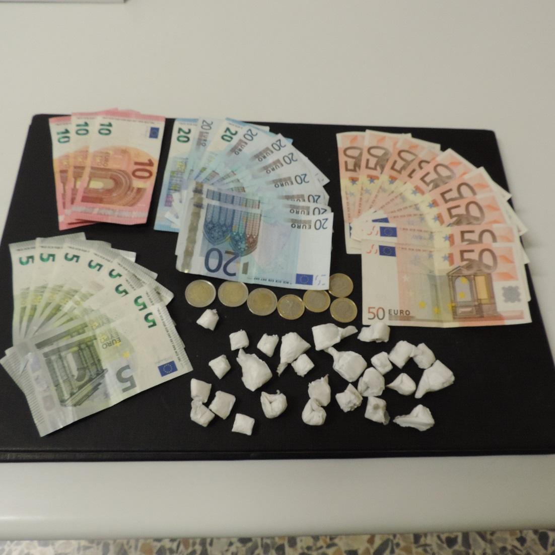 La cocaina e i soldi che i carabinieri hanno trovato addossso allo spacciatore arrestato