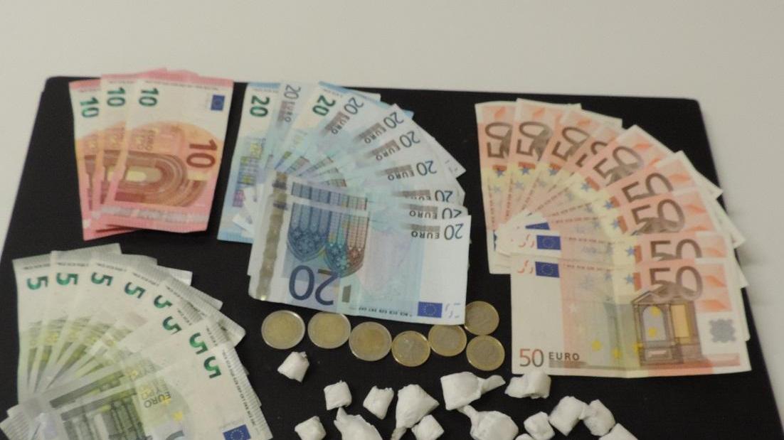 La cocaina e i soldi che i carabinieri hanno trovato addossso allo spacciatore arrestato