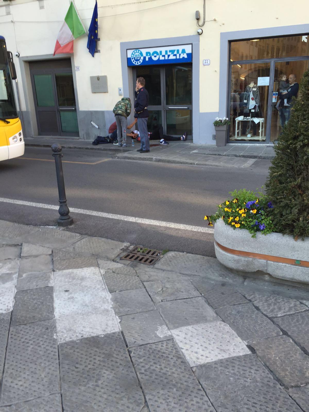 I soccorsi all'uomo accoltellato in centro (foto Biagioni)