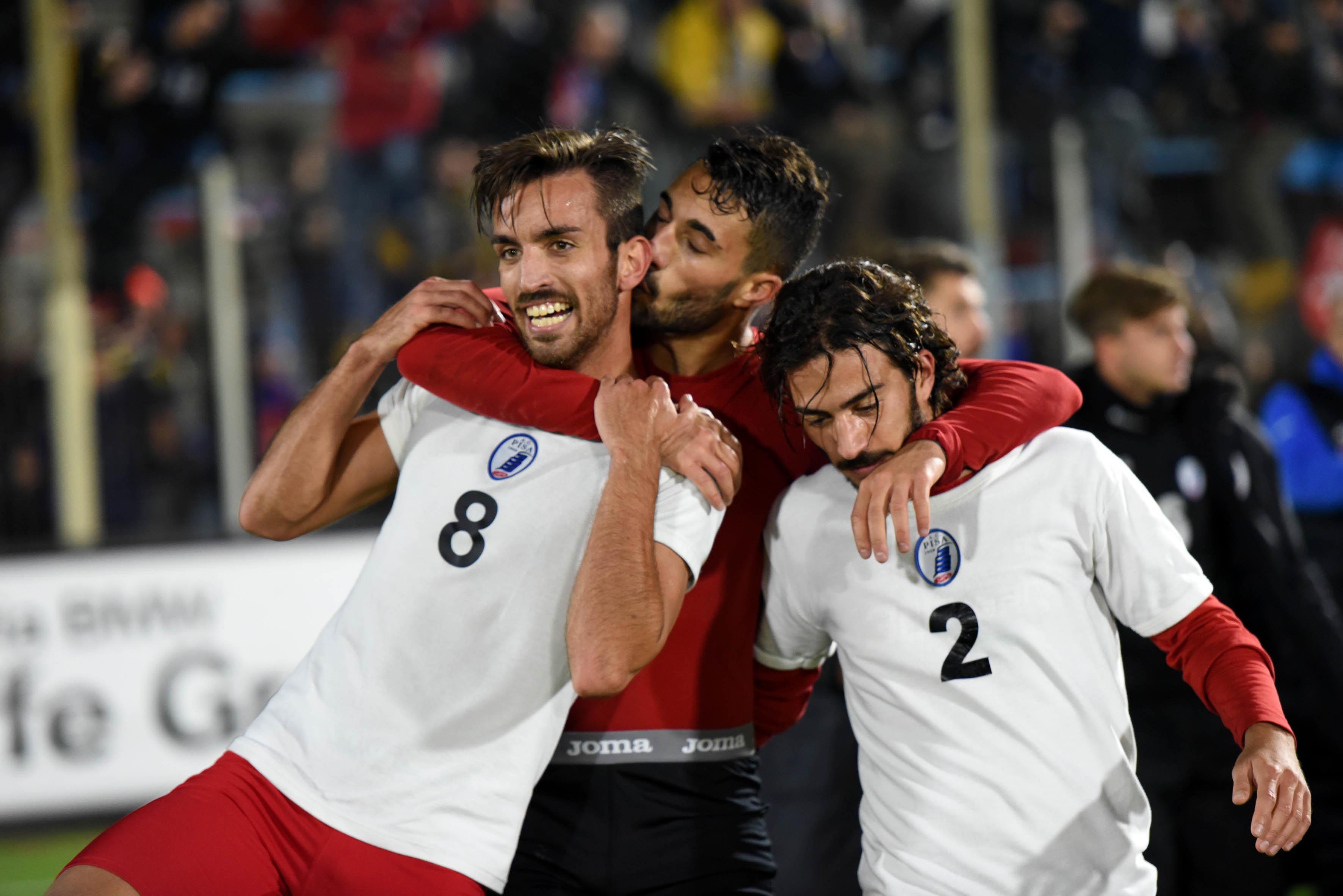 I nerazzurri festeggiano dopo la vittoria in rimonta nella gara d'andata
