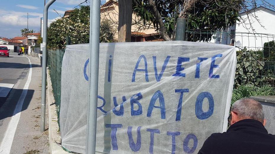 Furti e degrado, a Putignano dilaga la protesta degli striscioni