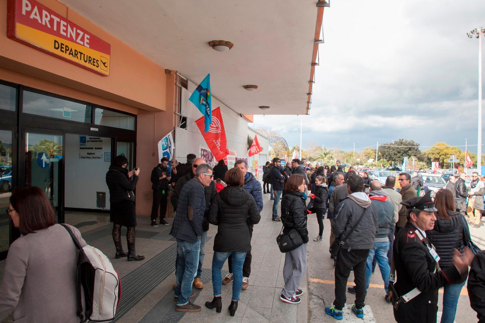 Sciopero all'aeroporto di Alghero, i sindacati: «Vogliono dismettere lo scalo»