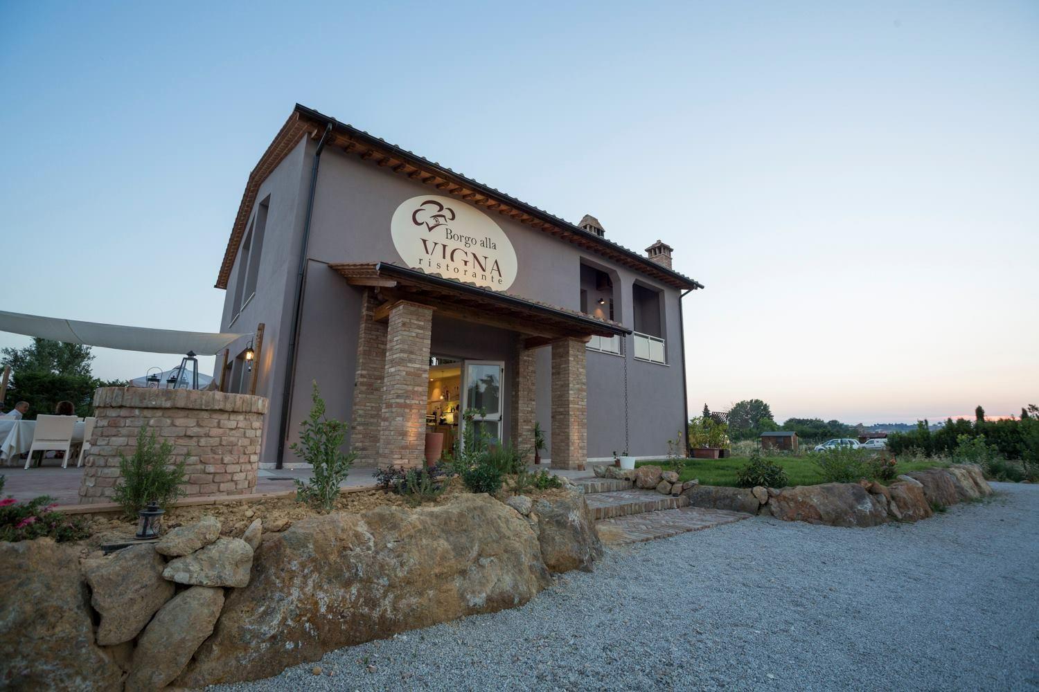 Forzano la porta del ristorante e rubano dieci euro