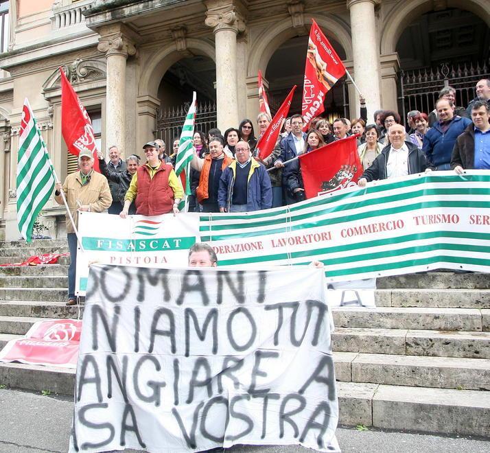 Una manifestazione dei dipendenti delle Terme sulla scalinata del municipio (Foto Nucci)