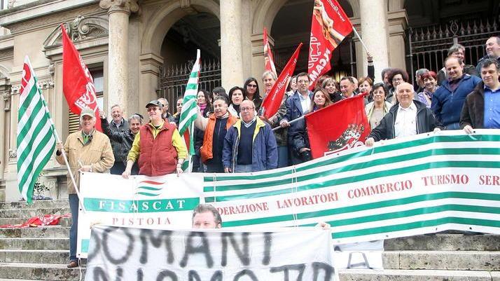 Una manifestazione dei dipendenti delle Terme sulla scalinata del municipio (Foto Nucci)