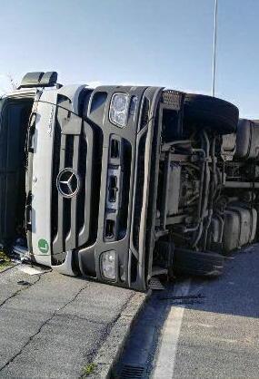 Camion carico di tessuti si ribalta sul fianco a Viaccia