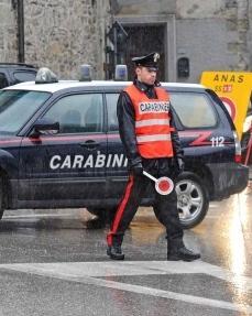 Ubriaco, senza patente, guida un motorino con targa falsa
