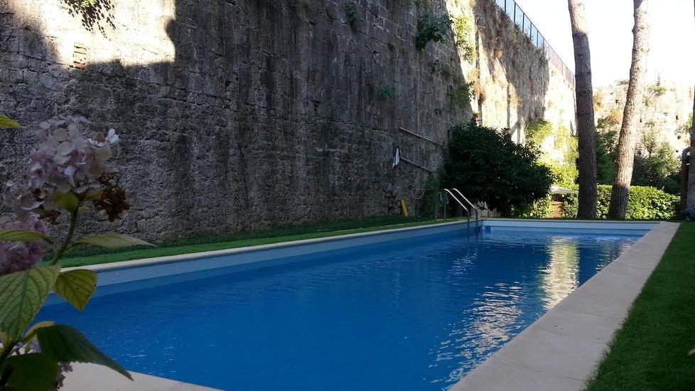Piscina abusiva, la proprietà: «La togliamo»