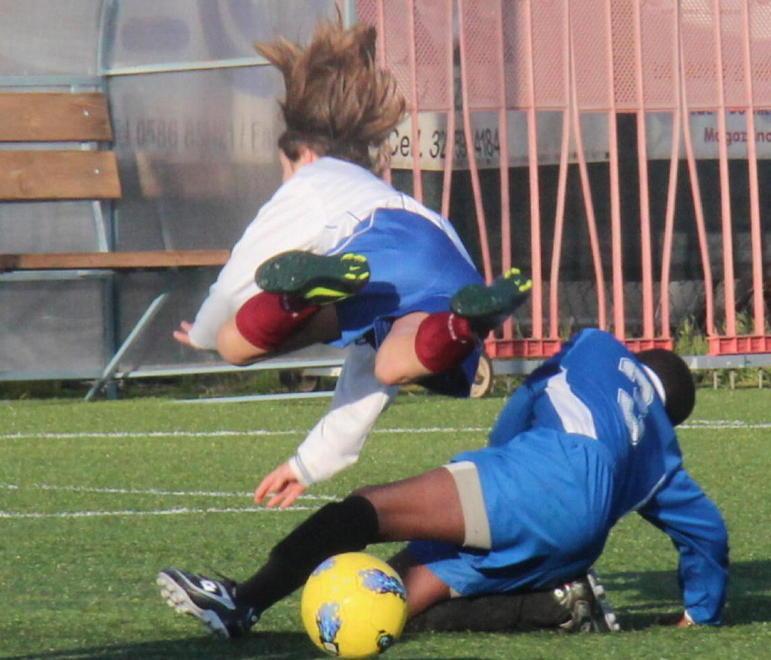 Arbitro inseguito e picchiato dai genitori dopo un’espulsione 