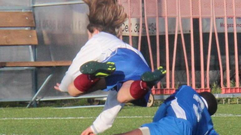 Arbitro inseguito e picchiato dai genitori dopo un’espulsione