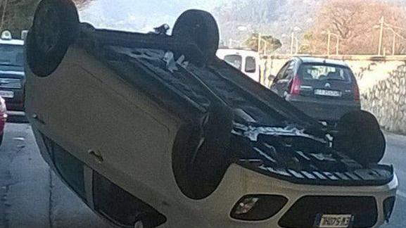 Si ribalta in macchina caos sulla provinciale