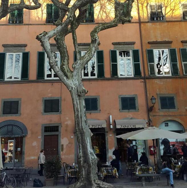 Giù uno dei giganti di piazza Napoleone 